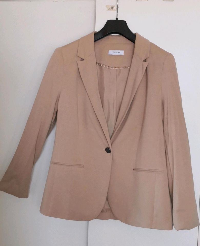 2x Kurz-Blazer - YESSICA - von C&A - Gr. M (weinrot und beige) in Berlin