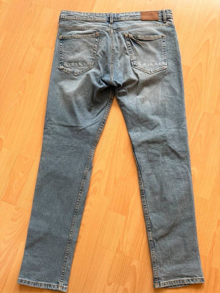 Pull & Bear Jeans Größe EUR 44 in Wiesbaden