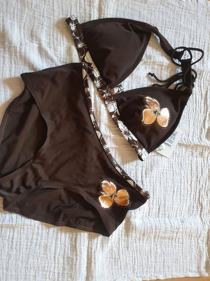 Triangel Bikini mit Höschen in Leverkusen