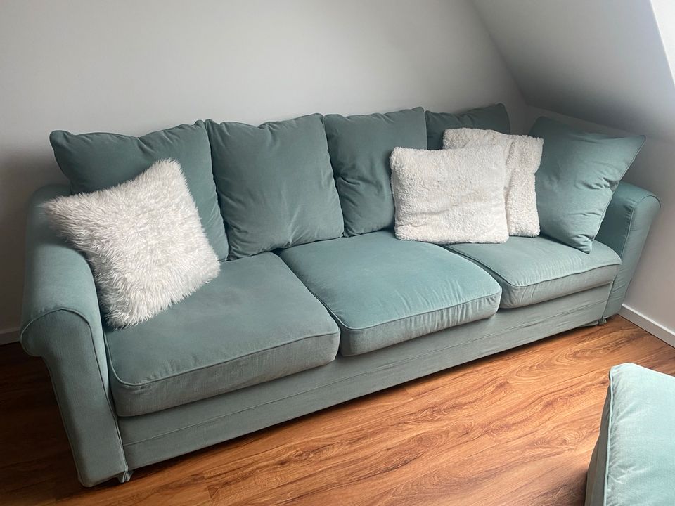Wunderschöne Ikea Couch Sofa mit Hocker in mintgrün in Rellingen