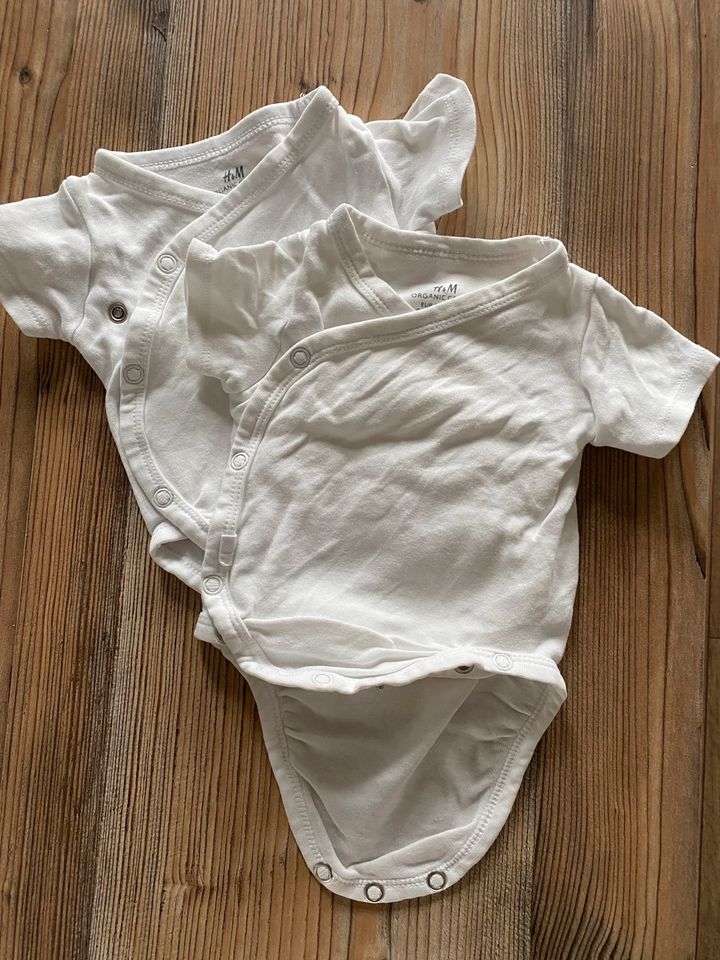 Baby Kleidung 46 50 Wickelbody Hose Strumpfhose Set H&M in Hirschaid