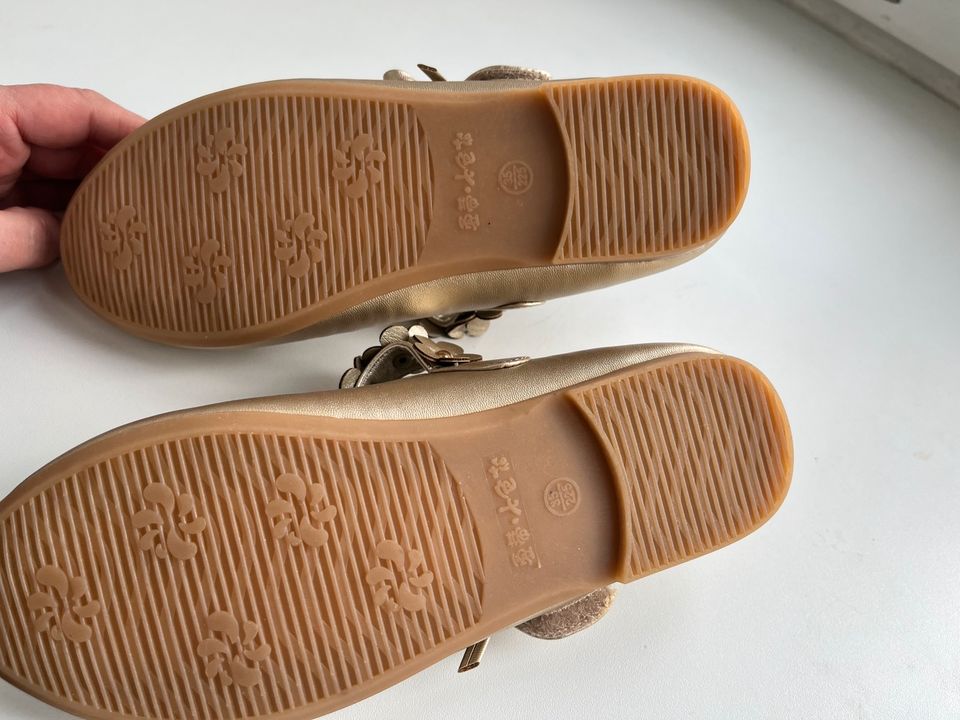 Riemchen Mädchenschuhe Gold festlich neu in Braunschweig