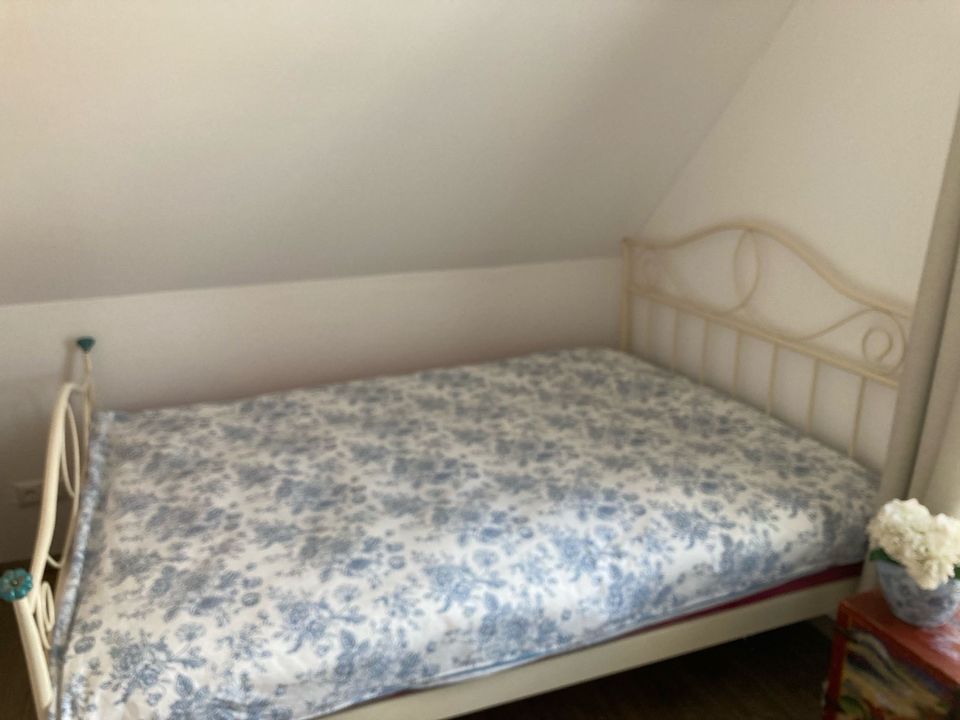 Bett Vintage, Eisengestell, 140x200, hochwertige Matratze in Oldenburg