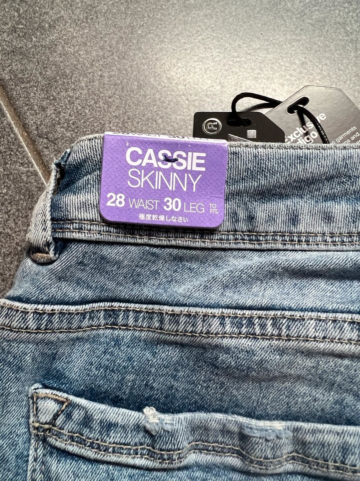 Superdry „Cassie“ skinny Jeans mit Aufnäher Gr. 28x30 in Windberg