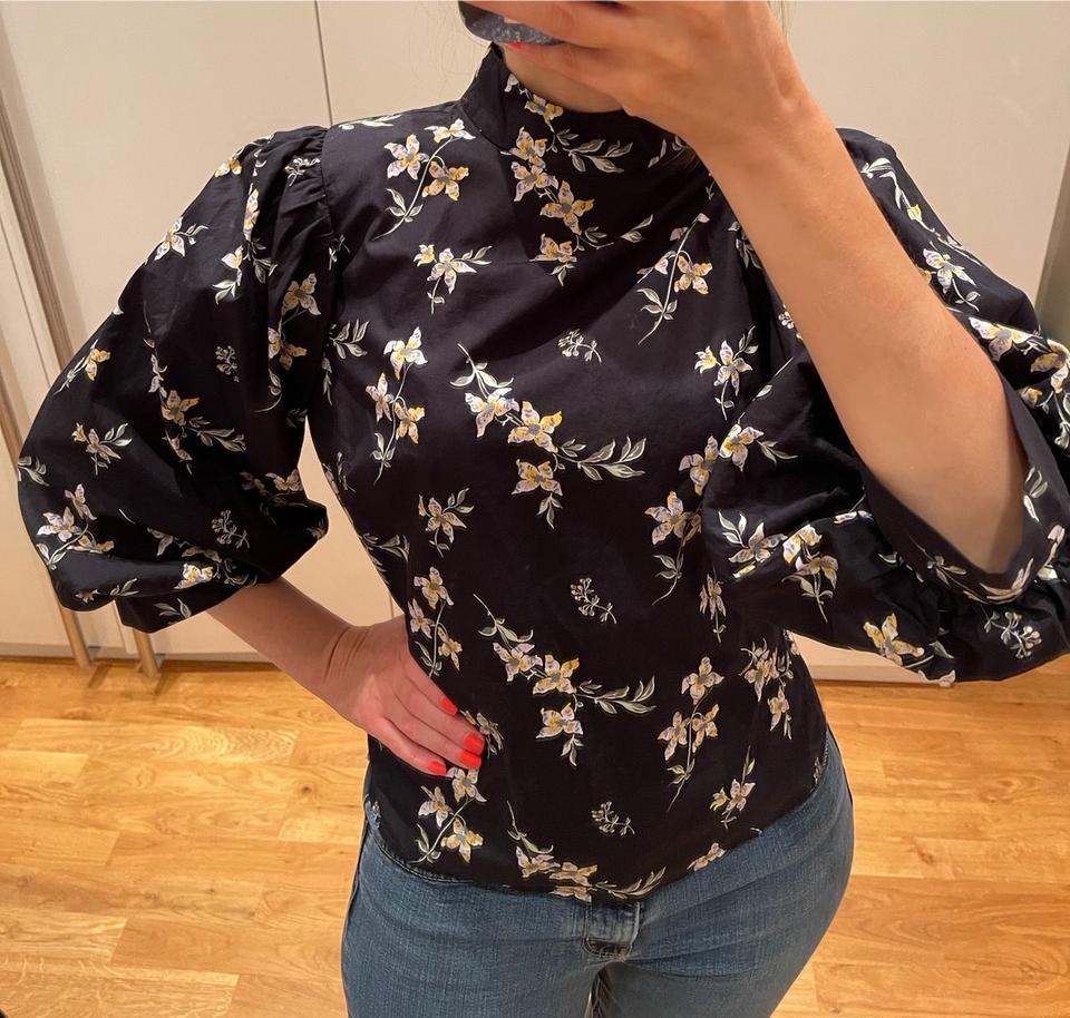 Levi’s Bluse XS schwarz Blumen Trompetenärmel NEU !!! in Berlin