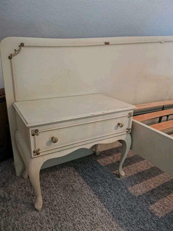 Chippendale Bett inkl Nachttische cremeweiß Schlafzimmer shabby in Hessisch Oldendorf