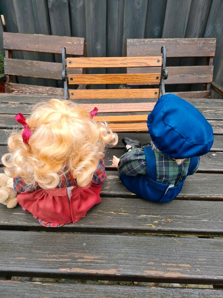 2 Sitzende Porzellan Puppen Mädchen & Junge 9€ & Holzbank 14€ in Oldenburg
