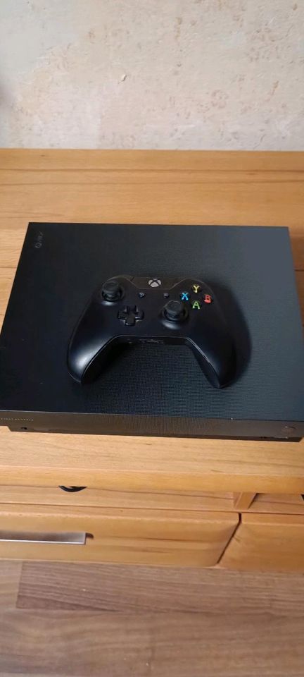 Xbox One X + Controller in Stemwede