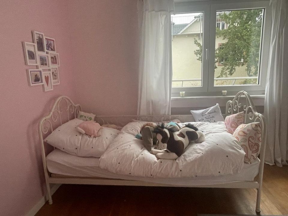 Bett Kinderzimmer cremeweiß lackiert in Bensheim