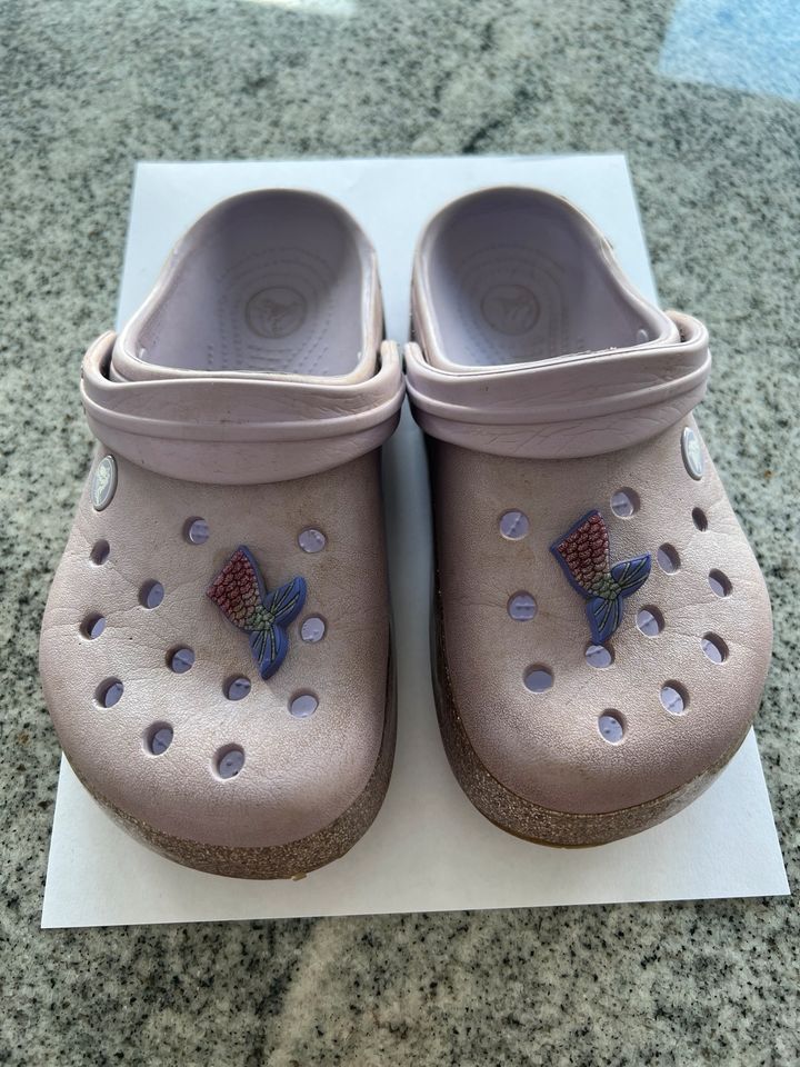 Crocs Mädchen Clogs Meerjungfrau J3 Gr. 34/35 Flieder lila Glitze in Stuttgart