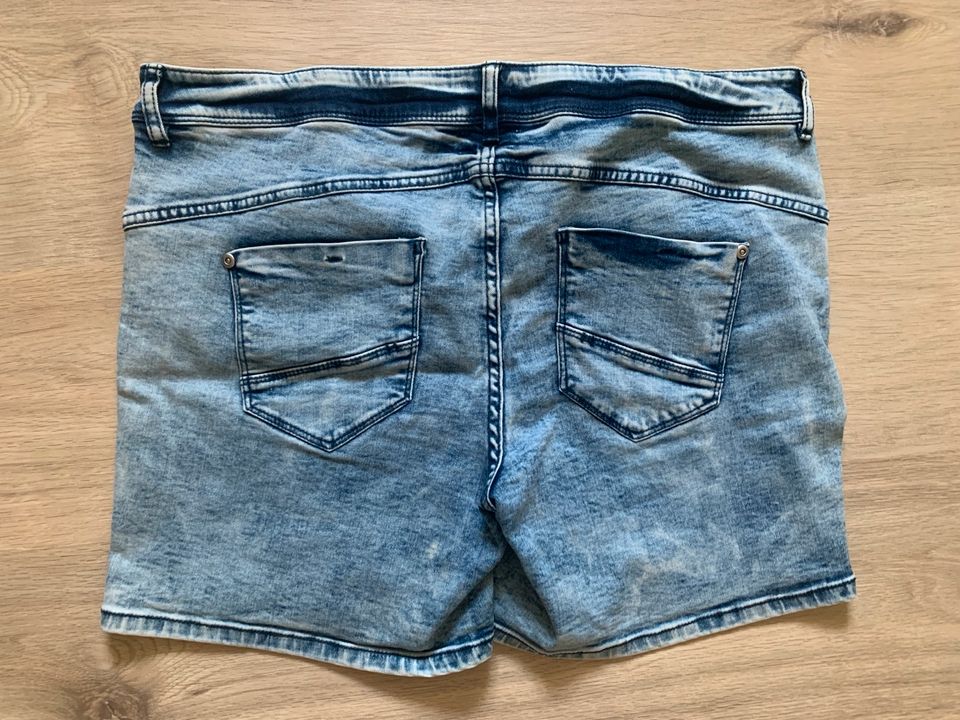 Blaue kurze Jeans Shorts S.Oliver Größe 44 *Neu* in Lippstadt