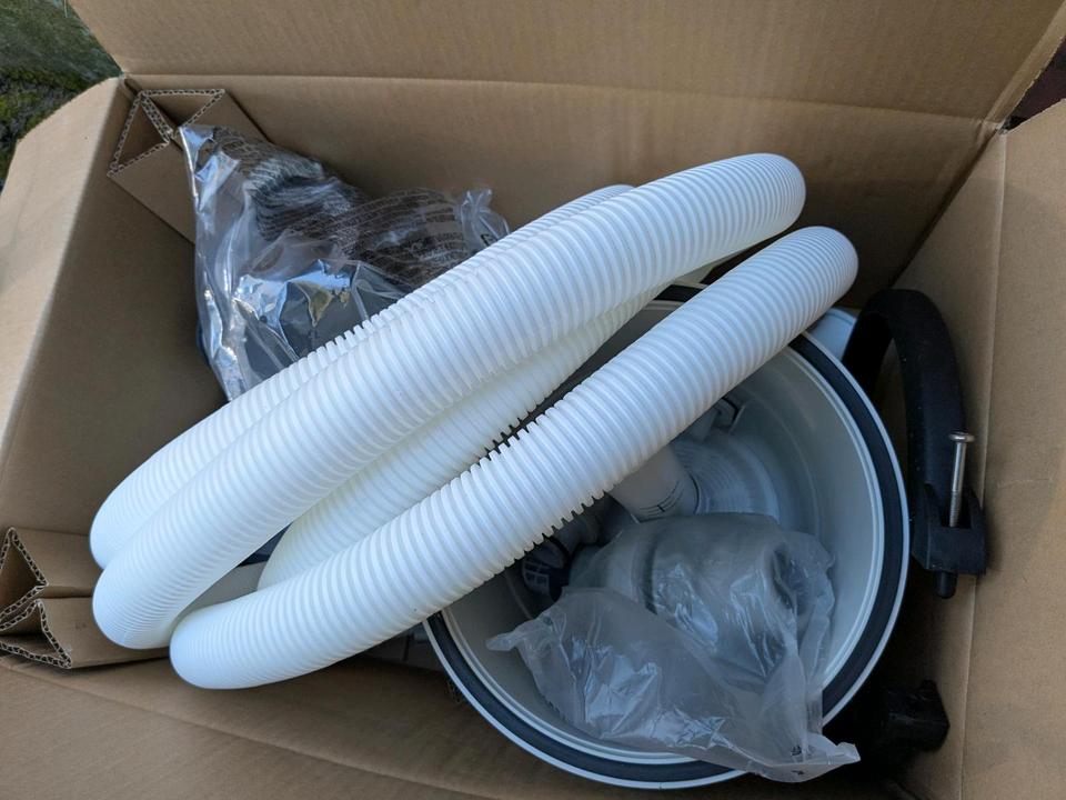 Poolzubehör: Intex Sandfilterpumpe für 17000 l und Poolsauger in Köln
