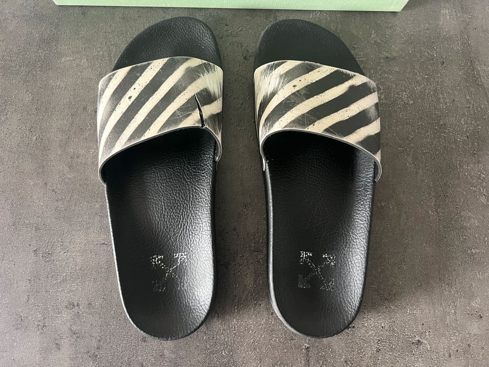 Originale Off-White Slides (mit Riss) - Gr. 43 in Braunschweig