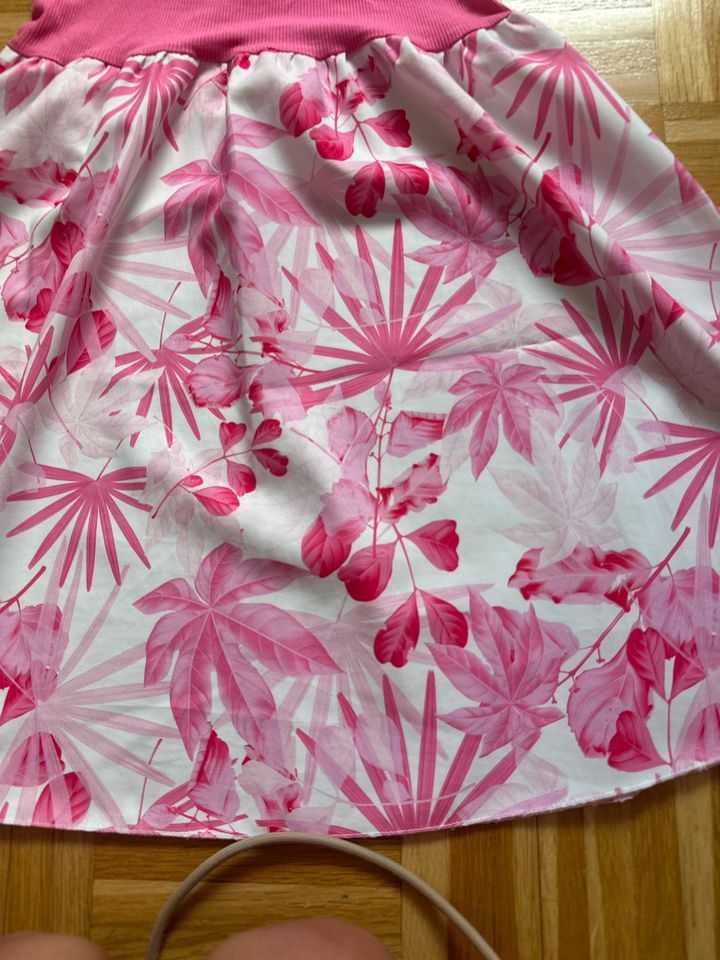 Kleid pink 140 aus Italien top Zustand in Niedernhausen