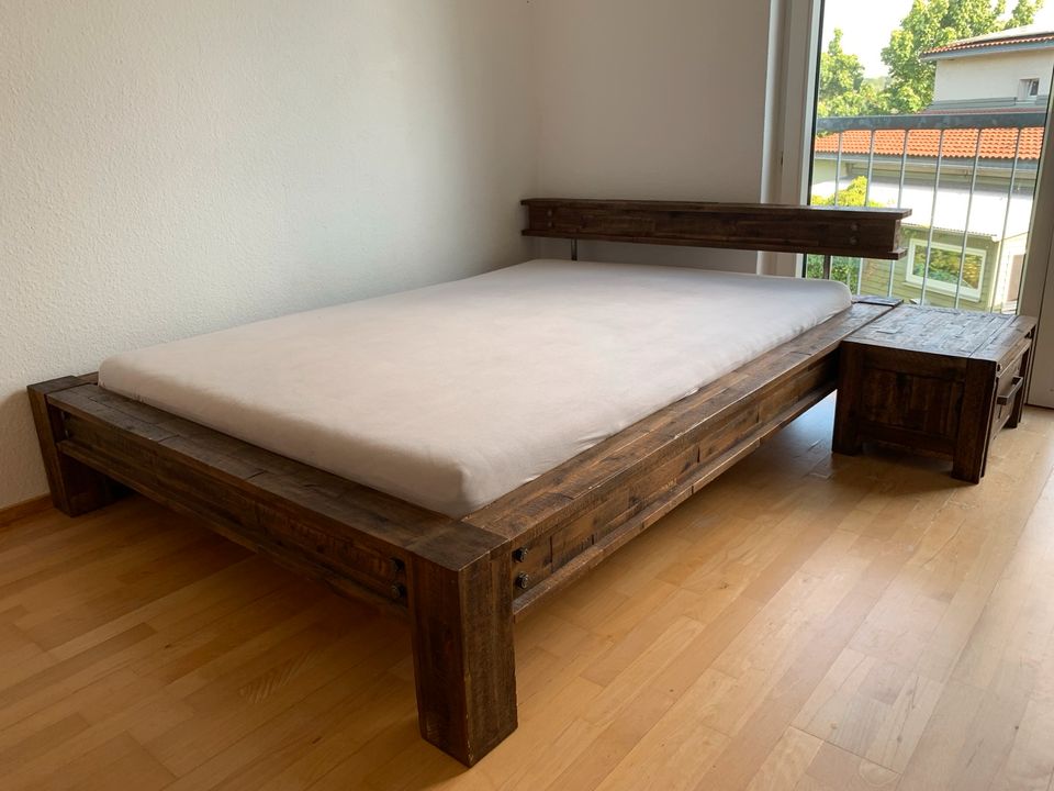 Bett 140x200 aus dunklem massiven Holz mit Nachttisch in Stuttgart