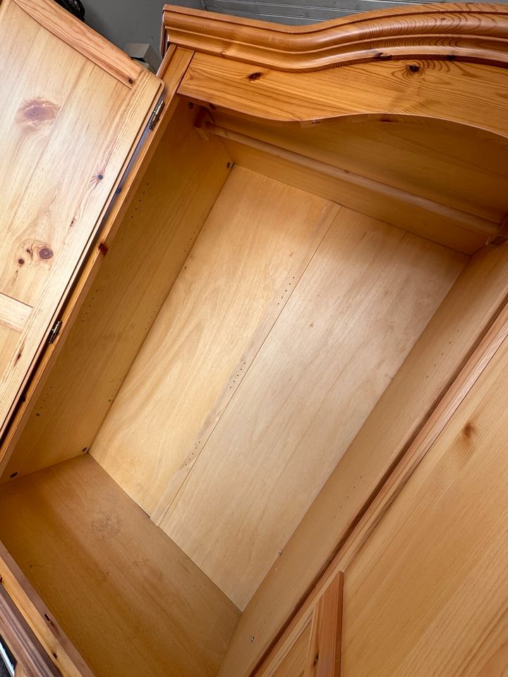 Schrank + Bett (Massivholz, Nachttisch verkauft) in Gottmadingen