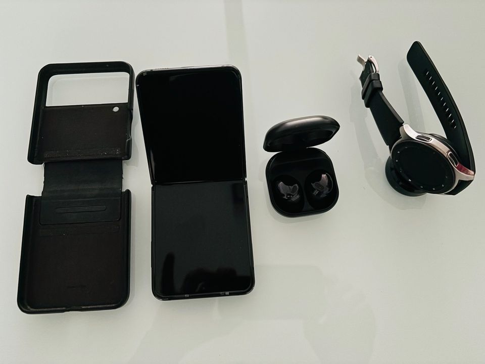Samsung Z Flip 4 mit Kopfhörern 14 Monate alt und Uhr in Bottrop