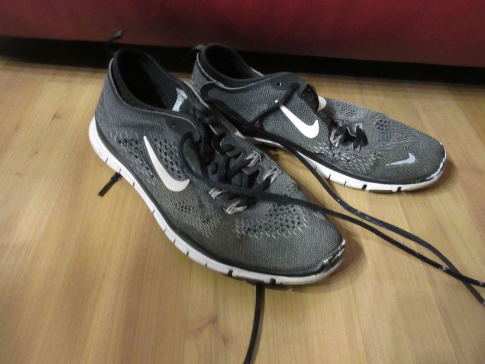 Kinder Schuhe Turnschuhe Nike grau Gr. 38,5 in Mauritz