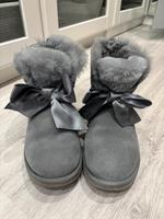 UGG Boots grau, mit Schleife, Original, Gr. 39, wie neu Duisburg - Homberg/Ruhrort/Baerl Vorschau