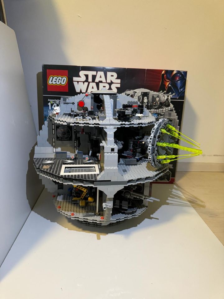 Lego Star Wars 10188 mit Figuren + OVP + Baunaleitung in Staufen im Breisgau