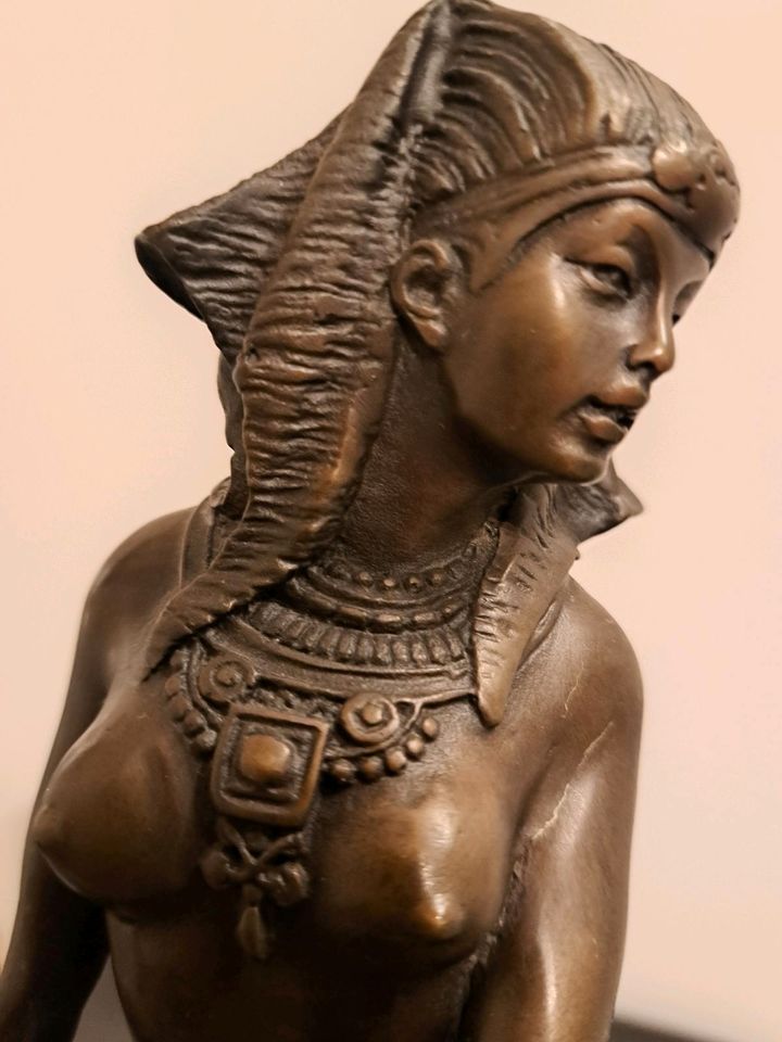 Bronzefigur signiert Milo, Göttin Isis, ca. 36 cm, Ägypten Akt in Leichlingen