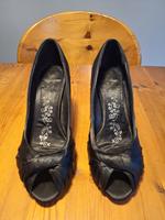 schwarze Pumps schicke Schuhe Peeptoes samt rote Sohle Baden-Württemberg - Freiburg im Breisgau Vorschau