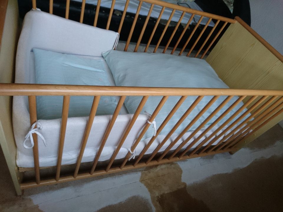 Kinderbett Babybett mit Matraze Wäsche Decke Kissen Kopfschutz in Schenklengsfeld