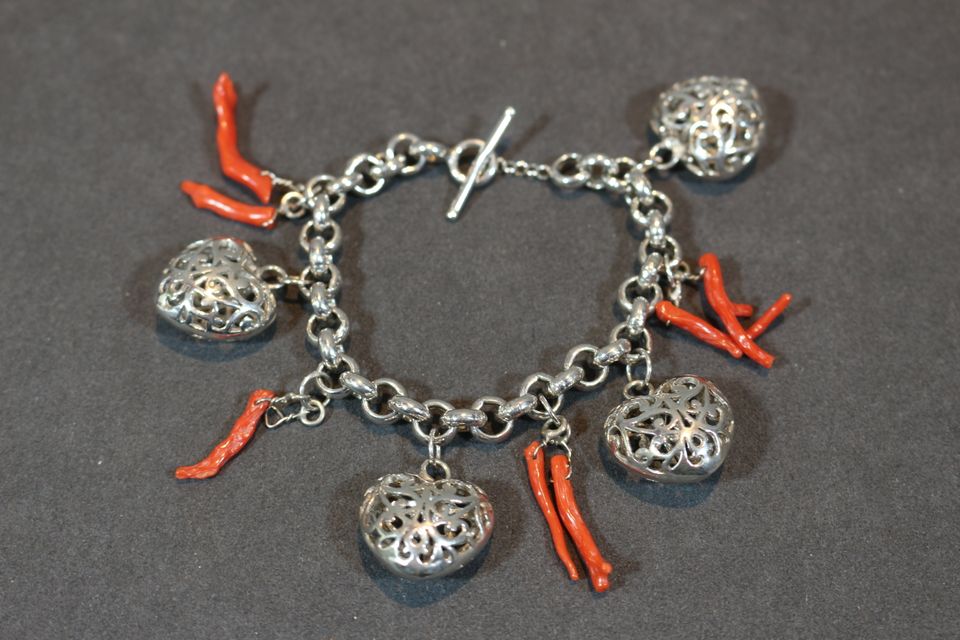 Armband mit durchbrochenen Herzanhängern aus 925er Silber in Düsseldorf