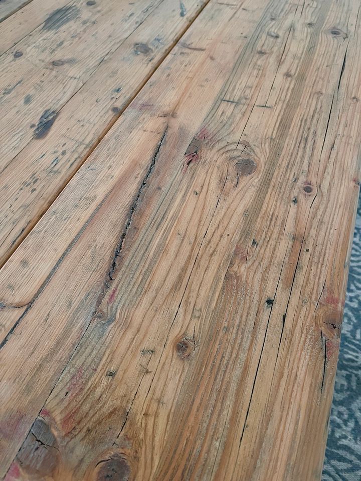 Esstisch aus Holz mit massiven Stahlbeinen in Leipzig
