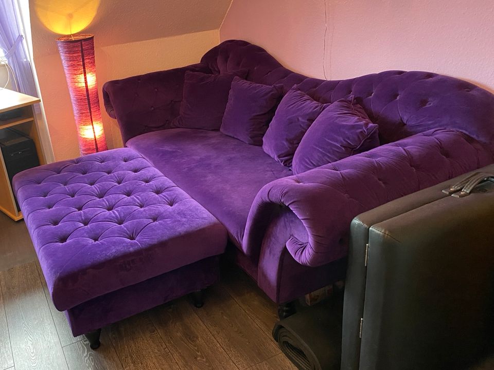 Lila Sofa 2,4m Barock / Chesterfield mit passendem Hocker in Hamburg