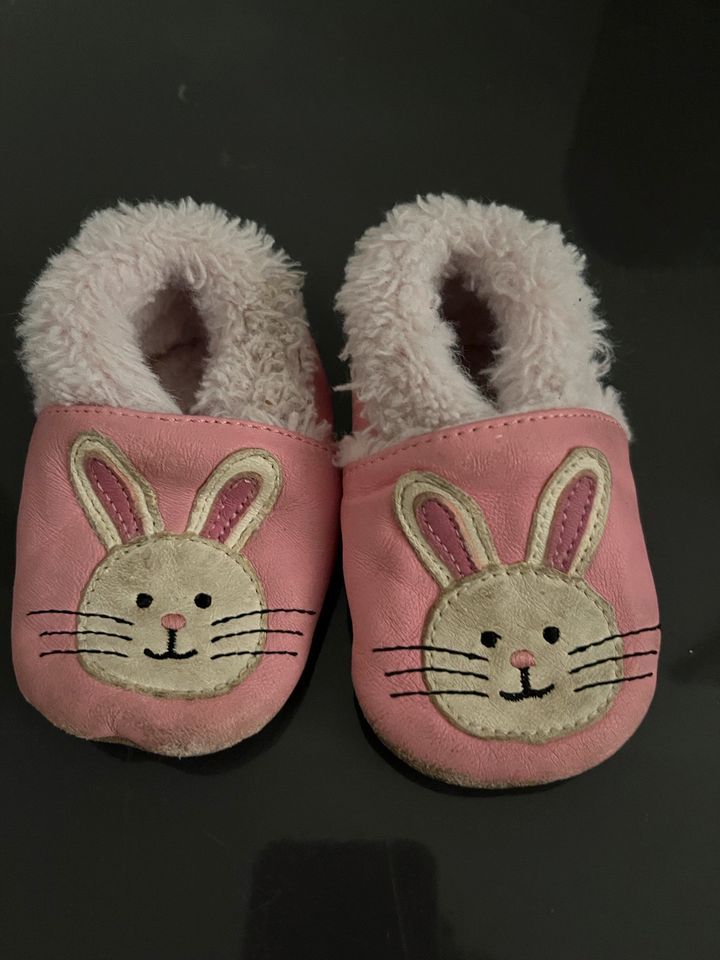 Baby Krabbelschuhe mit Fell pink in Köln