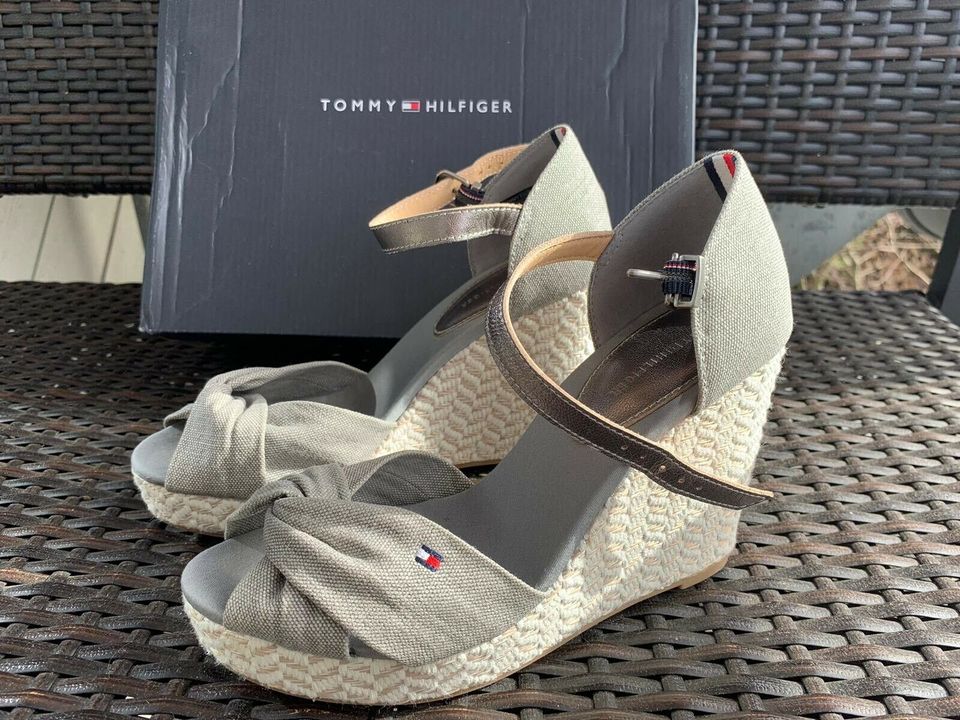 Tommy Hilfiger Elena Sandalen Gr. 37 grau schimmernd wie NEU in Elzach