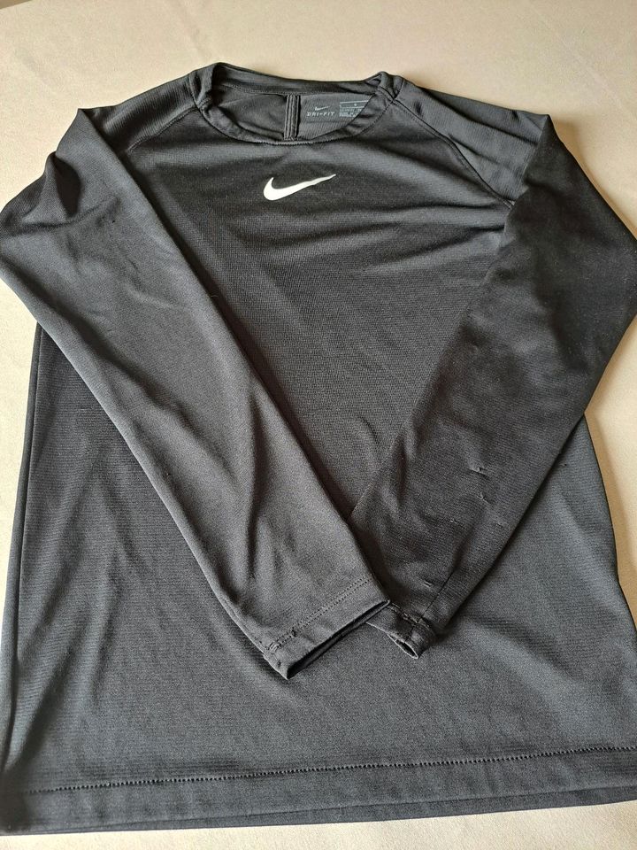 Nike langärmeliges Sportshirt Gr.147-158 in Mengkofen