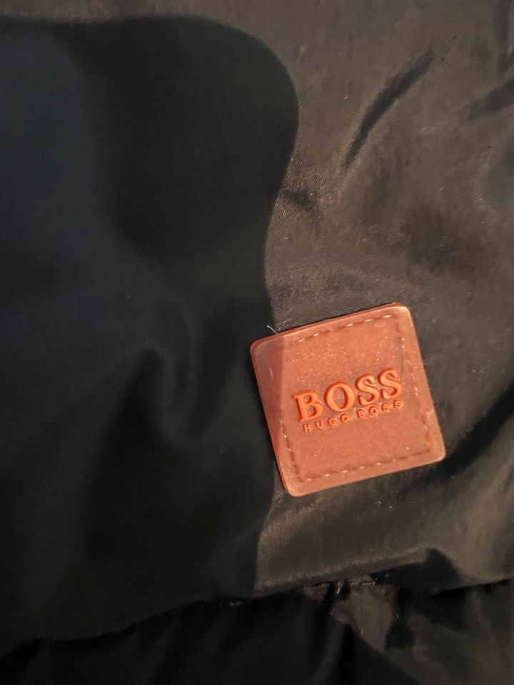 Herren Daunen-Jacke von Hugo Boss, Größe M, schwarz in Frankfurt am Main