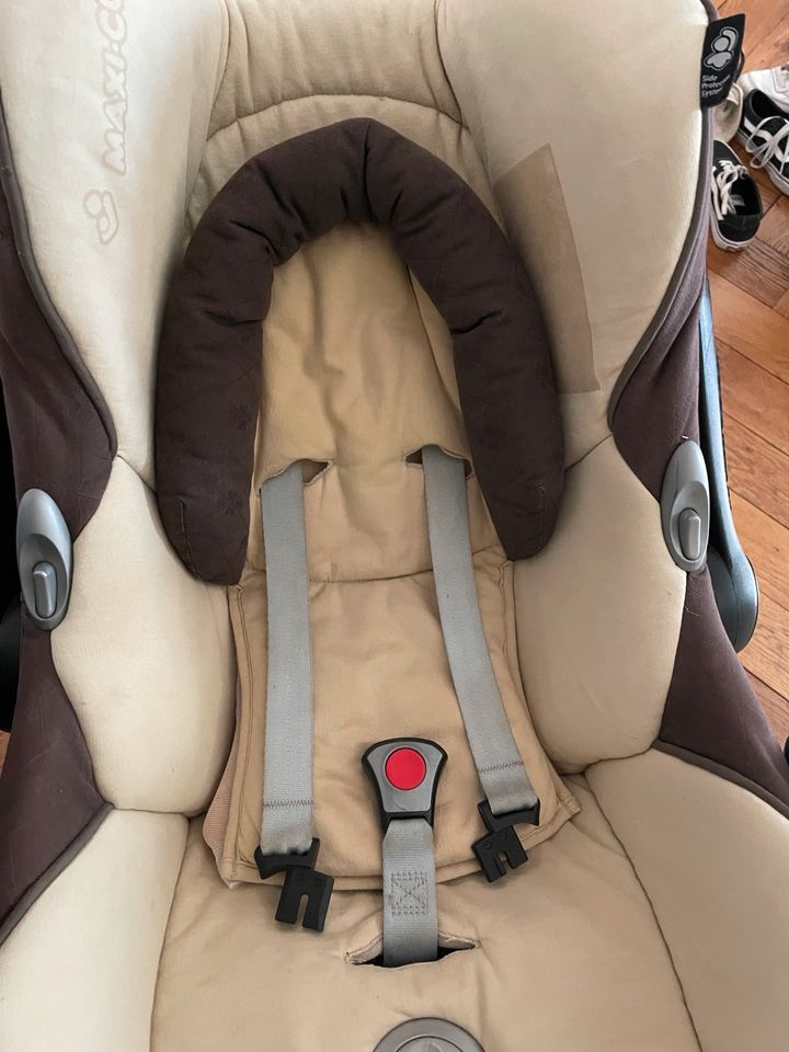 Maxi Cosi + Isofix-Station + Neugeborenen-Einsatz in Stuttgart