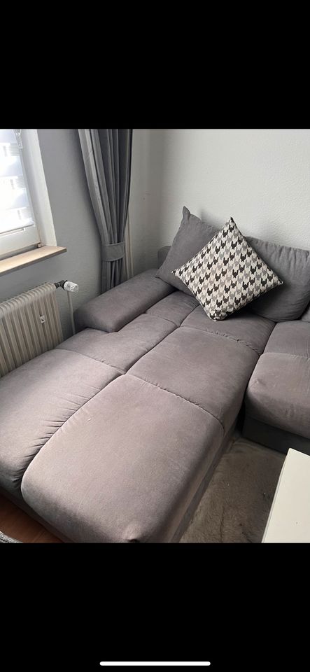 Graues Sofa / couch zu verkaufen in Duisburg