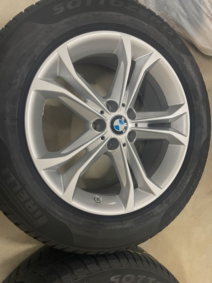 Originale Winterreifen Räder BMW X3 X4 G01 G02 225/60 R18 Zoll in Straßenhaus