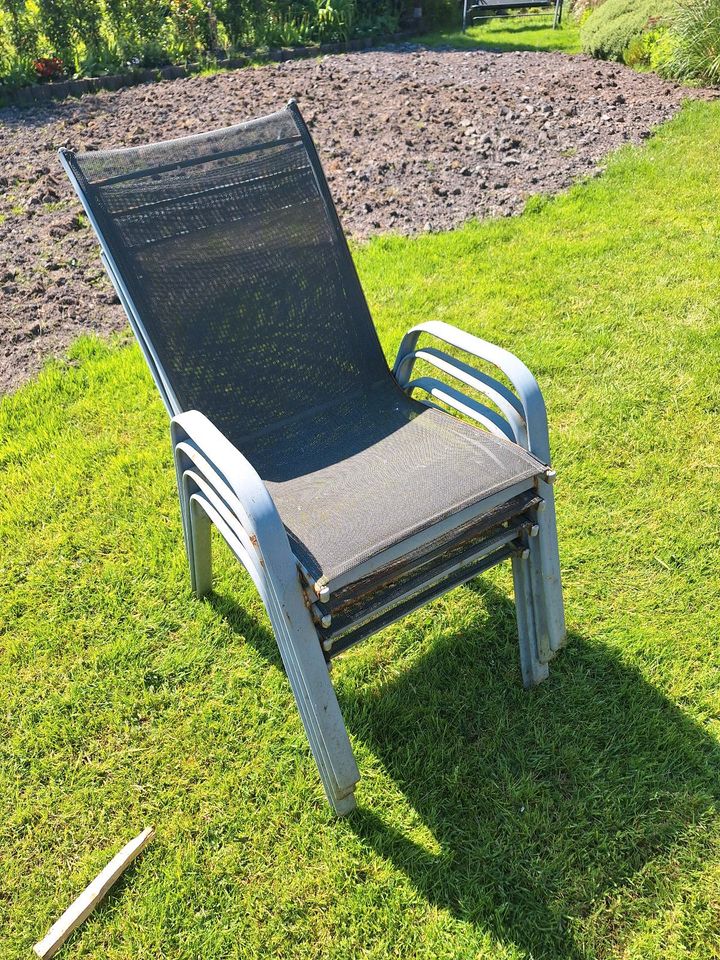 Gartentisch mit Stühlen in Südbrookmerland