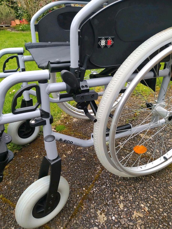 B+B Bischoff und Bischoff Rollstuhl faltbar 46 cm S Eco 300 in Essen
