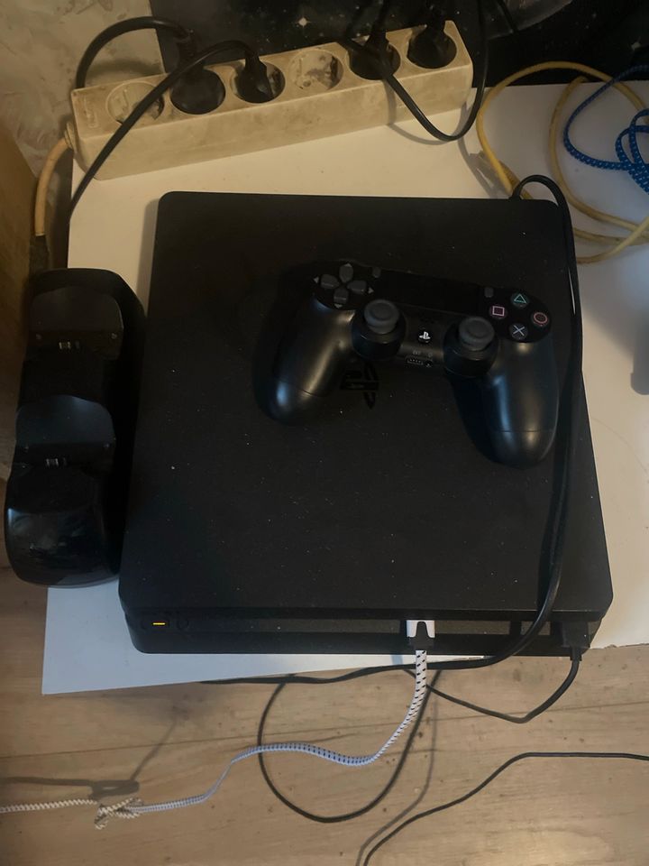 Ps4 + Controller und Ladestation in Oberhausen