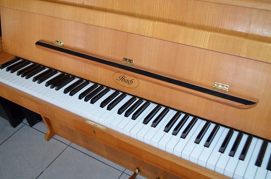 IBach Klavier Modell 101 in Michelau i. OFr.