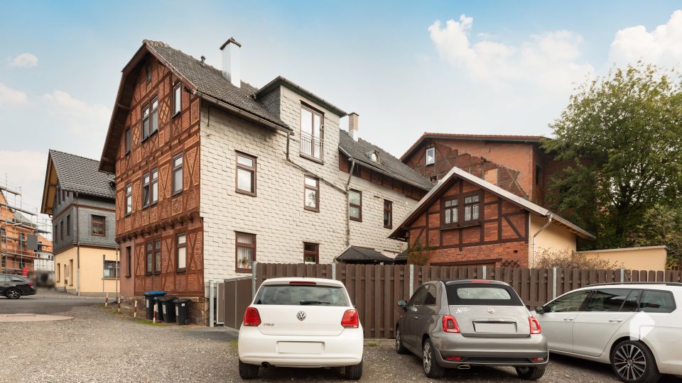 Perfekt für Kapitalanleger: voll vermietetes Mehrfamilienhaus mit 4 WE's, Einbauküchen und Garage in Sonneberg