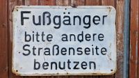 Altes Blechschild - Fußgänger bitte andere Straßenseite benutzen Saarland - Heusweiler Vorschau