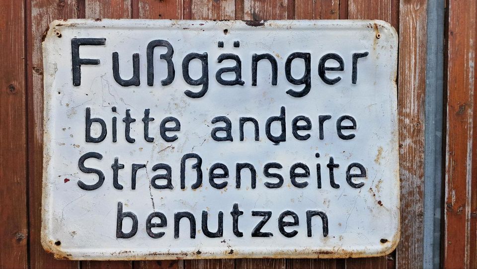 Altes Blechschild - Fußgänger bitte andere Straßenseite benutzen in Heusweiler