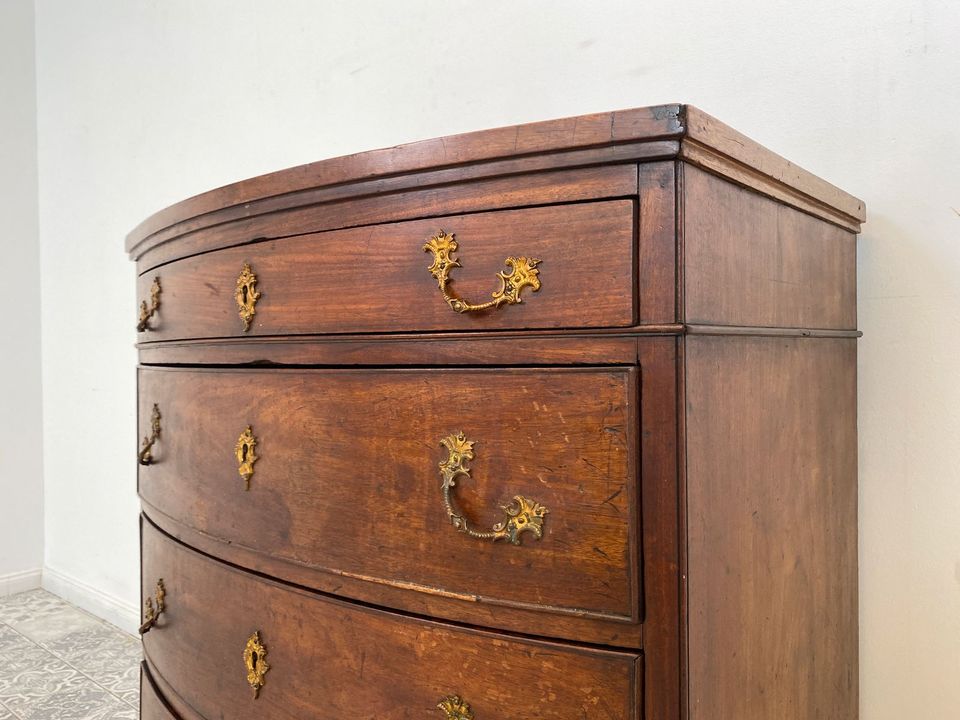 WMK Formschöne, gut erhaltene und geräumige antike Schubladenkommode aus vollem Holz mit edlen Messingbeschlägen # Schrank Kommode Anrichte Wickelkommode Wäschekommode Flurkommode Biedermeier Vintage in Berlin