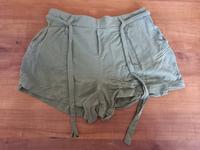 Größe 38 Shorts kurze Hose Stoffhose oliv grün khaki Stuttgart - Mühlhausen Vorschau