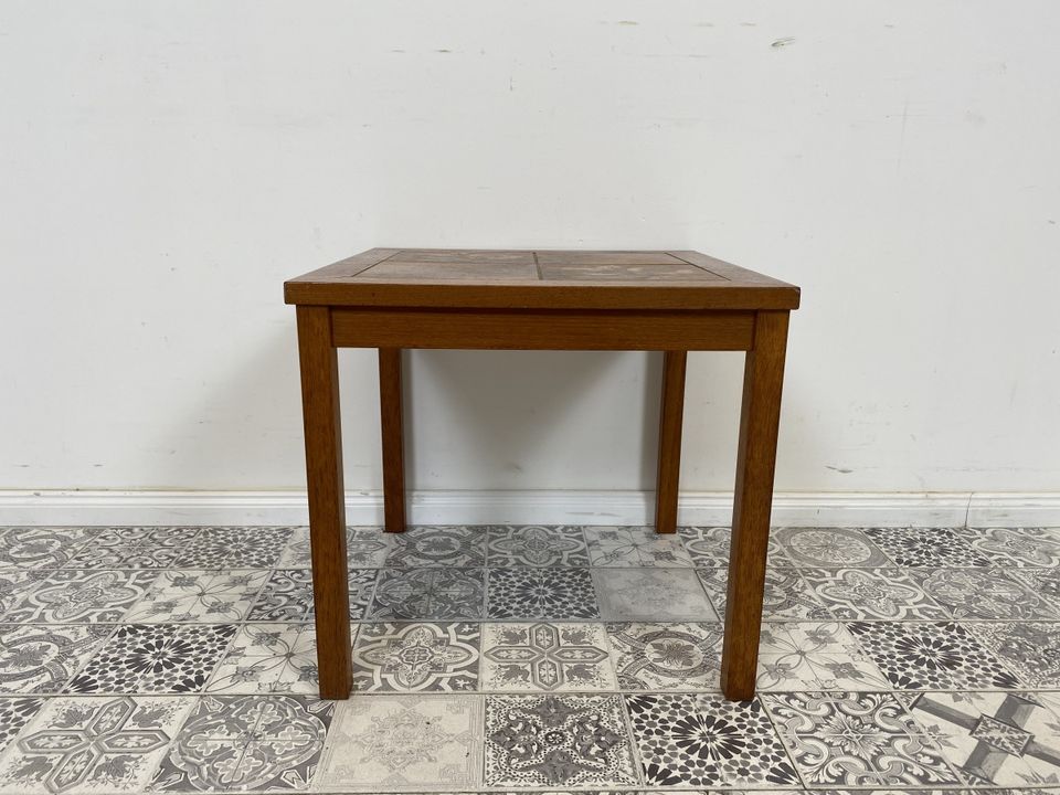 WMK Hübscher und gut erhaltener skandinavischer Couchtisch mit  kunstvollen Fliesen und geraden Beinen - Tisch Beistelltisch Kacheltisch Coffee Table Vintage Mid-Century - Lieferung möglich in Berlin