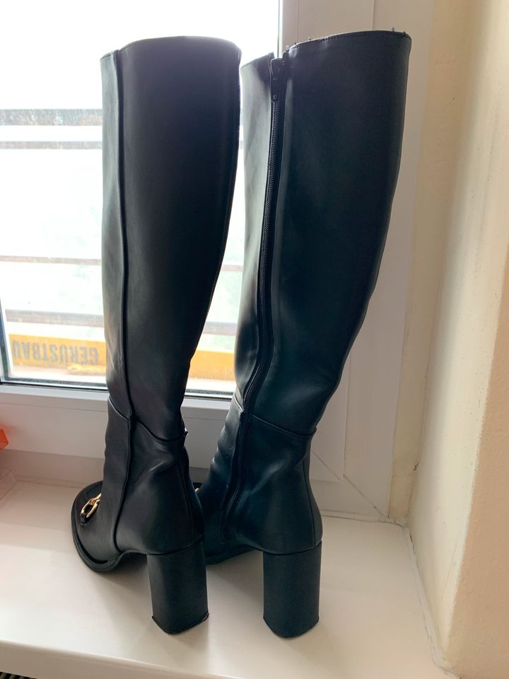 Ovye Boots Profilsohle schwarz Leder Gr.38 goldene Kette in Berlin