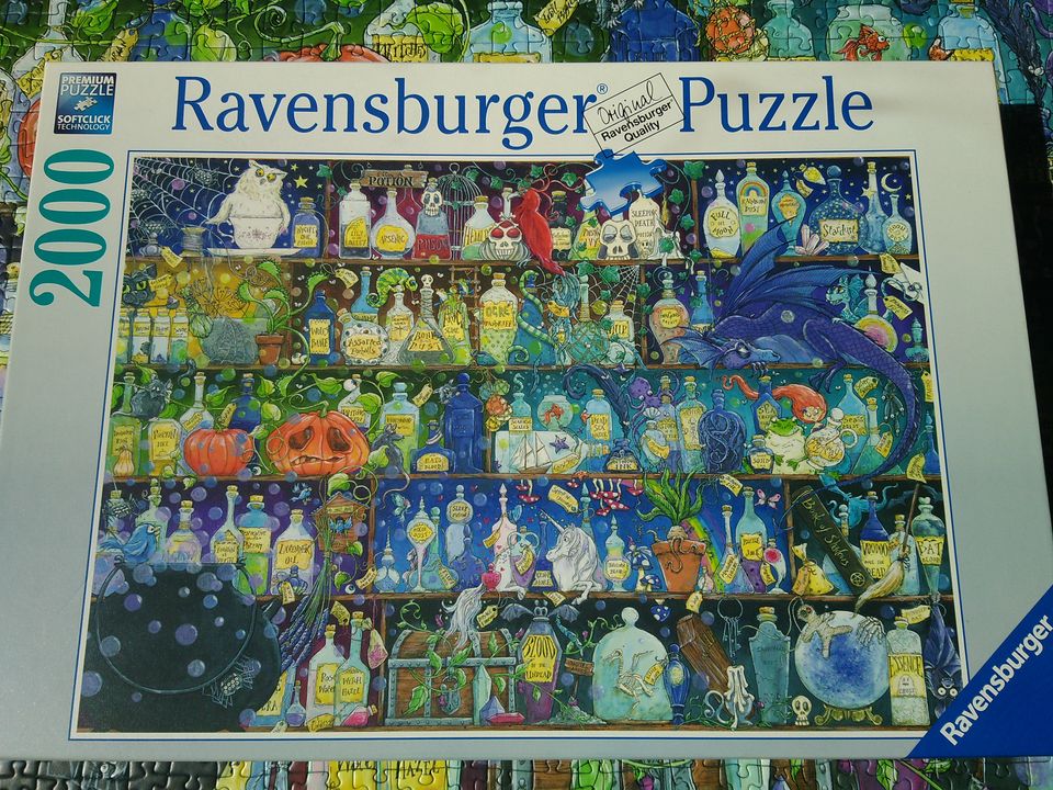 Ravensburger Puzzle 2000 Teile "Giftschrank" in Kriftel