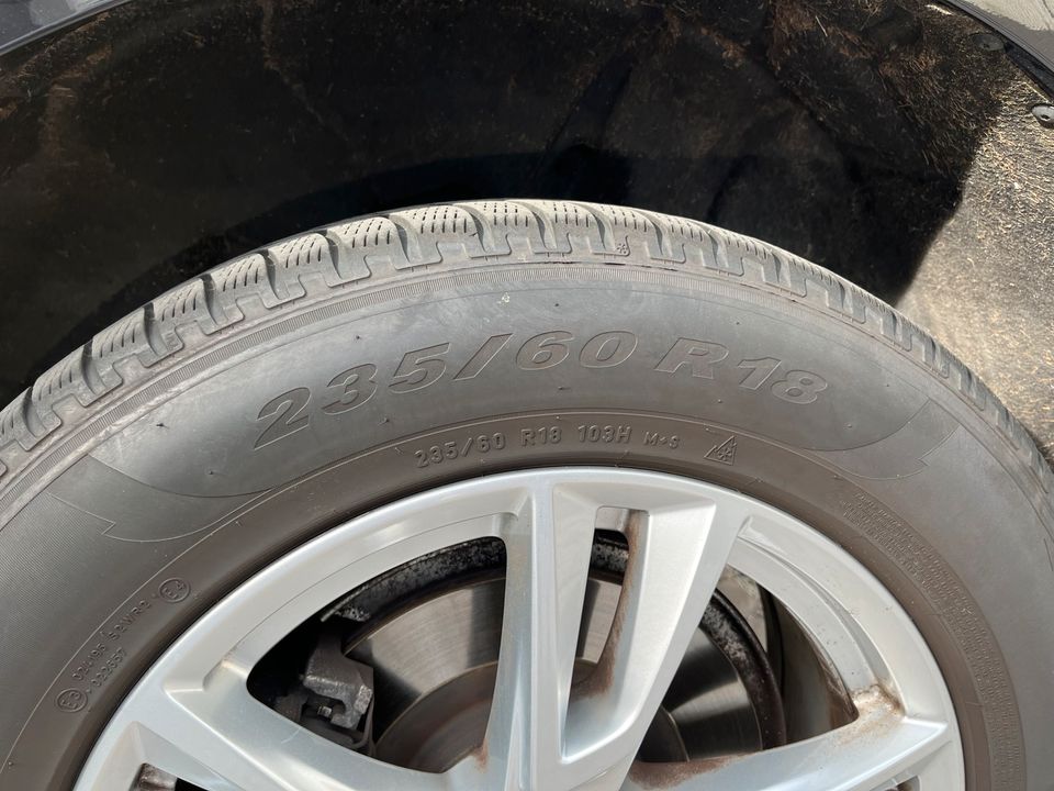 4 x Pirelli Reifen auf Volvo Alu Felge 235 / 60 R18 in Höchberg